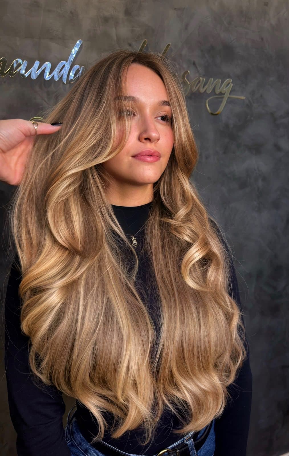 Loiro mel em cabelo longo com ondas