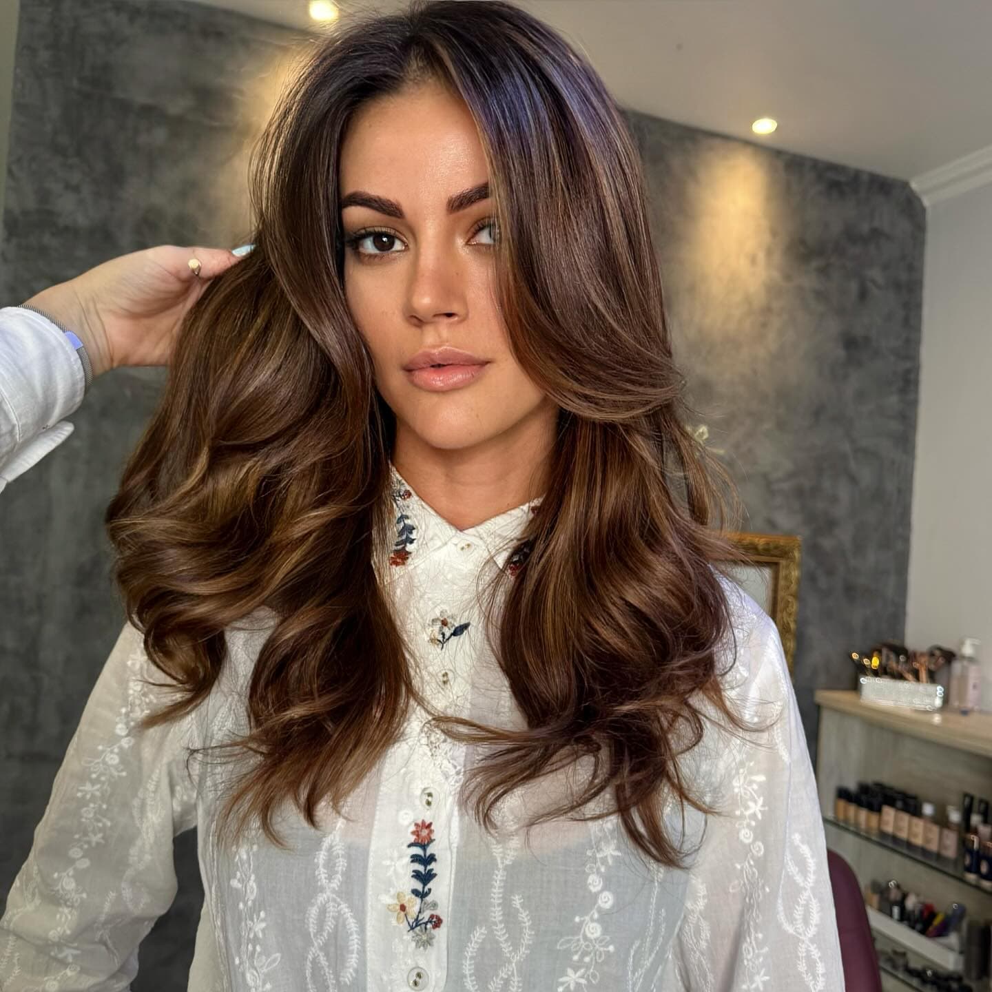 Morena iluminada com volume
