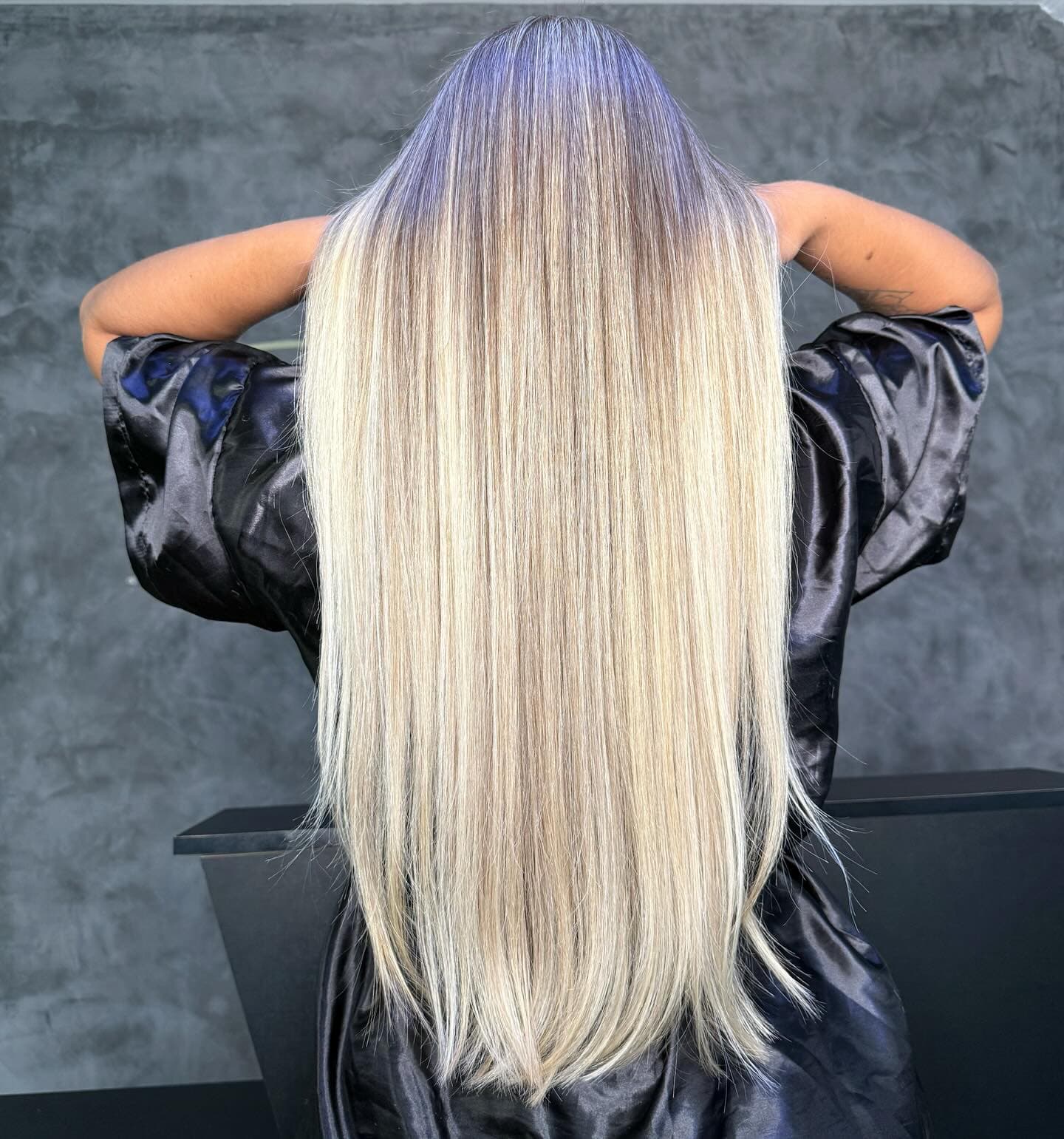 Platinado liso visto de costas