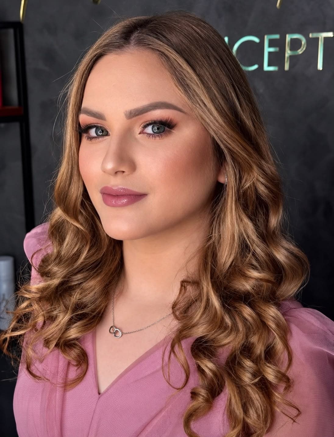 Maquiagem social em tons rosados com cabelo em ondas