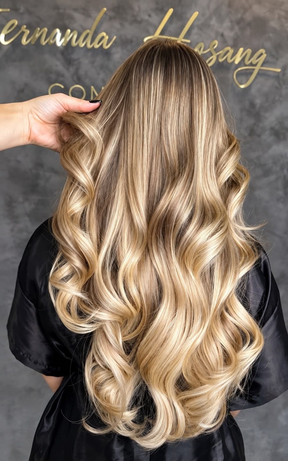 Cabelo loiro longo com ondas e brilho, visto de costas