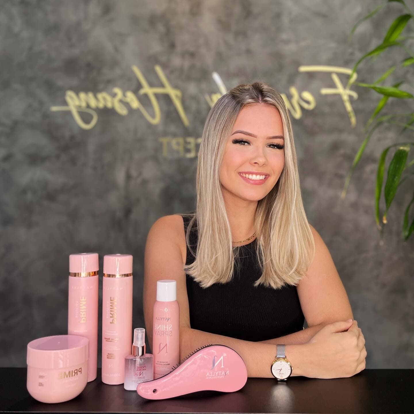 Bancada com a linha de produtos do salão
